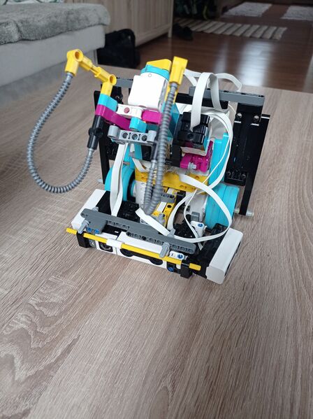 Súbor:Robot spredu.jpg