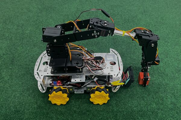 Robot grabing cube.jpeg