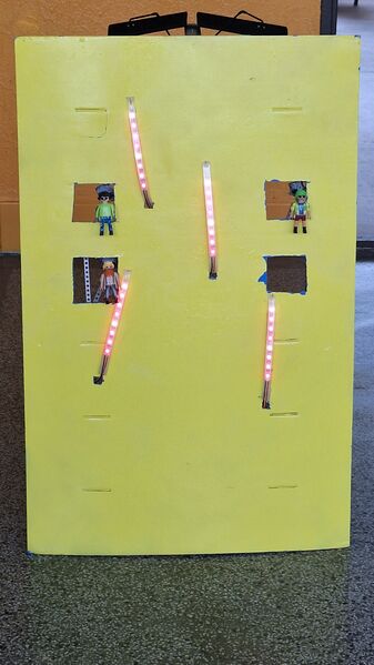 Súbor:Panelák s LED pásikmi (oheň).jpg