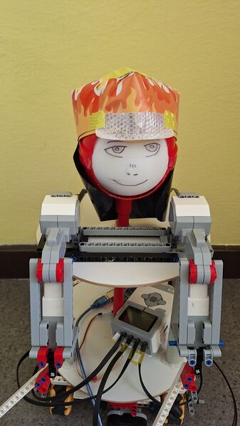 Súbor:Hasič neoblečený s čiapkou.jpg