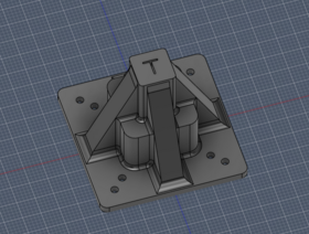 Na fotke je zobrazený vlastnoručne 3D namodelovaný podstavec ktorý drží robota v stabilnom postoji