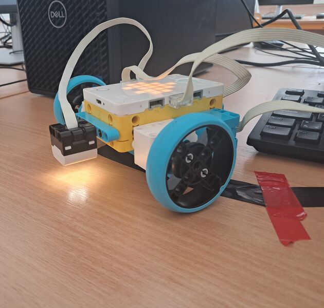 Súbor:Robot elektricka lucka hanka.jpg