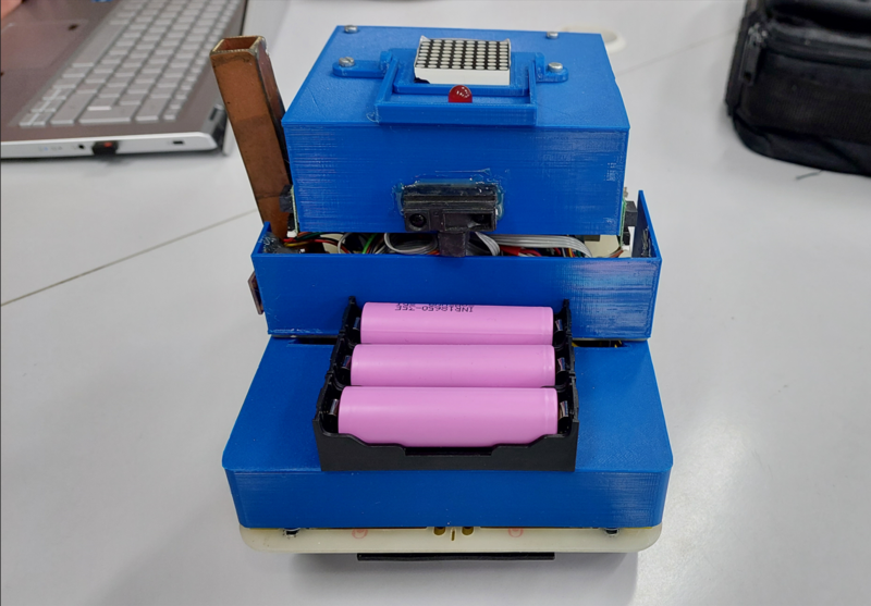 Súbor:Finalny robot z predu.png