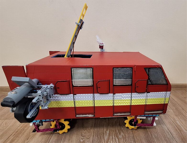 Súbor:Hasičské auto z boku.jpg